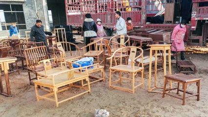 这个地方,村村生产家具,一把实木椅子卖100元,到城市后值千元